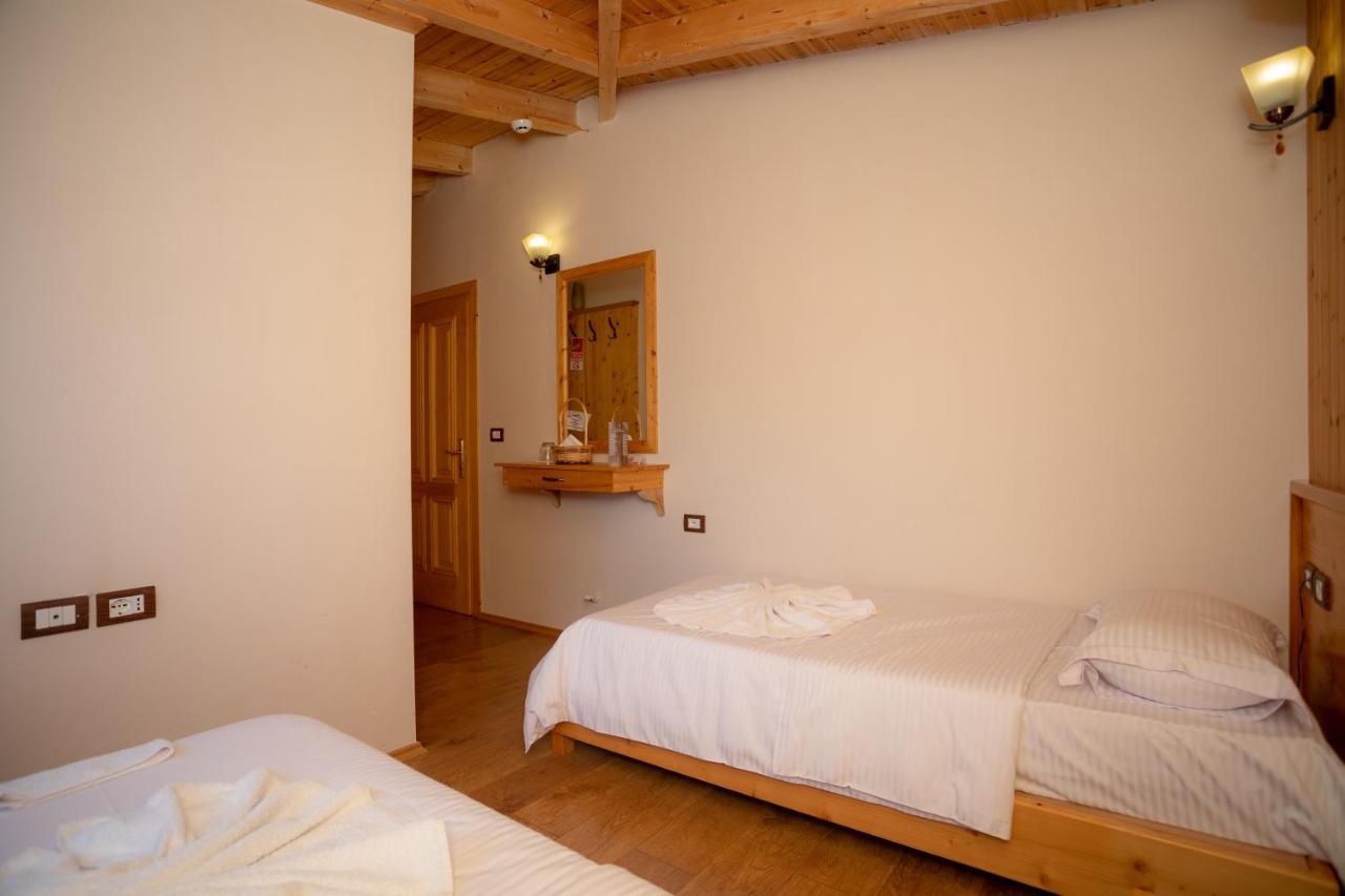 Hotel Shpija E Gjyshit Canaj Eksteriør billede